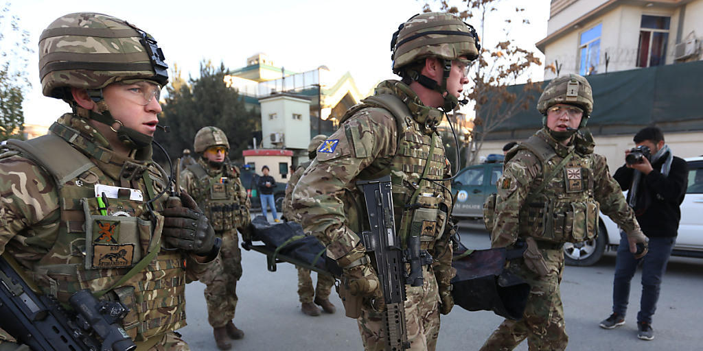 Britische Soldaten leisten Hilfe nach einem Anschlag in Kabul. Grossbritannien schickt nun weitere Soldaten in den Süden Afghanistans. (Archiv)