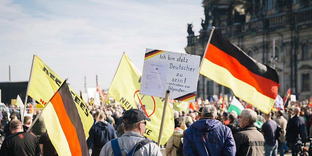 Pegida-Unterstützer auf dem Dresdner Theaterplatz (im Hintergrund die Hofkirche).