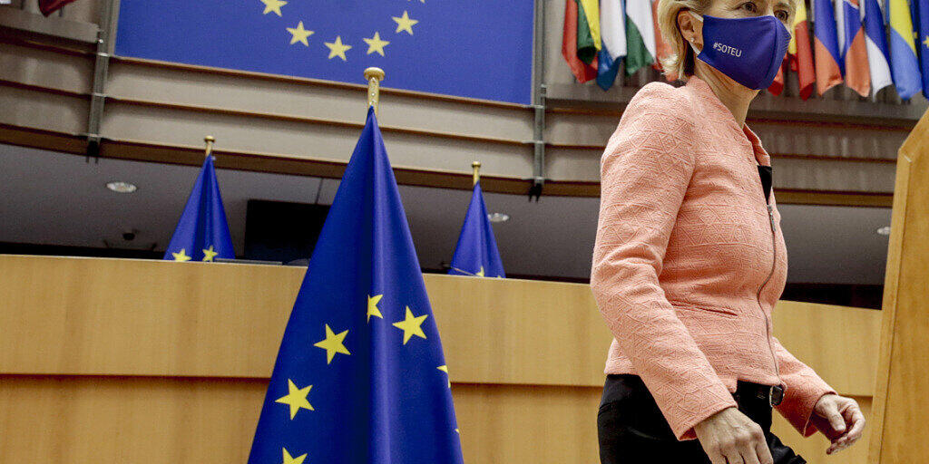 dpatopbilder - Ursula von der Leyen, Präsidentin der Europäischen Kommission, kommt ins Europäische Parlament, um während der Plenarsitzung ihre erste Rede zur Lage der Union zu halten. (RECROP) Foto: Olivier Hoslet/Pool EPA/AP/dpa
