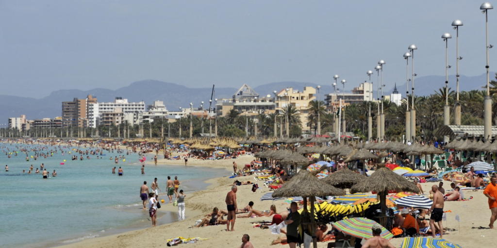 Touristen an einem Strand in Mallorca: Künftig müssen sie eine Touristensteuer bezahlen. (Archiv) Touristen an einem Strand in Mallorca: Künftig müssen sie eine Touristensteuer bezahlen. (Archiv)