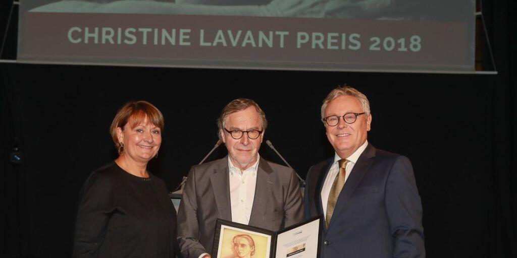 Der Aargauer Schriftsteller Klaus Merz (Mitte) ist am Sonntag im Wiener Radiokulturhaus mit dem mit 15'000 Euro dotierten  Christine Lavant Preis ausgezeichnet worden.