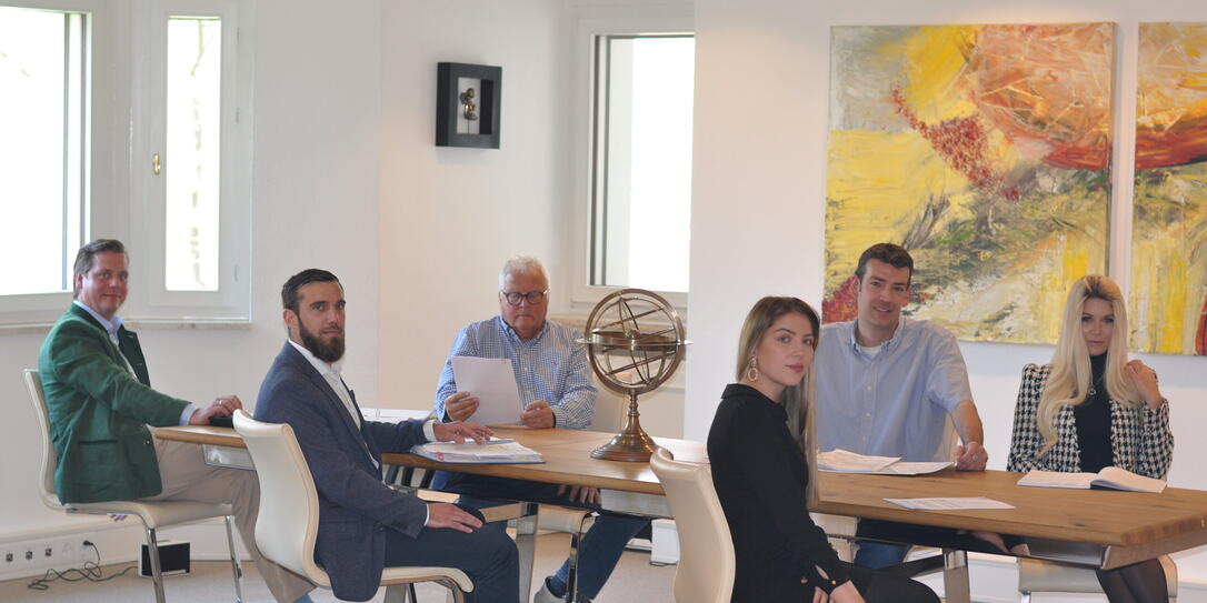 Joachim Janert, Martin Hörndlinger, Horst Erne, Celina Banzer, Dirk Wemhöner und Joana Ogl (v.l.) vergeben Notdarlehen .