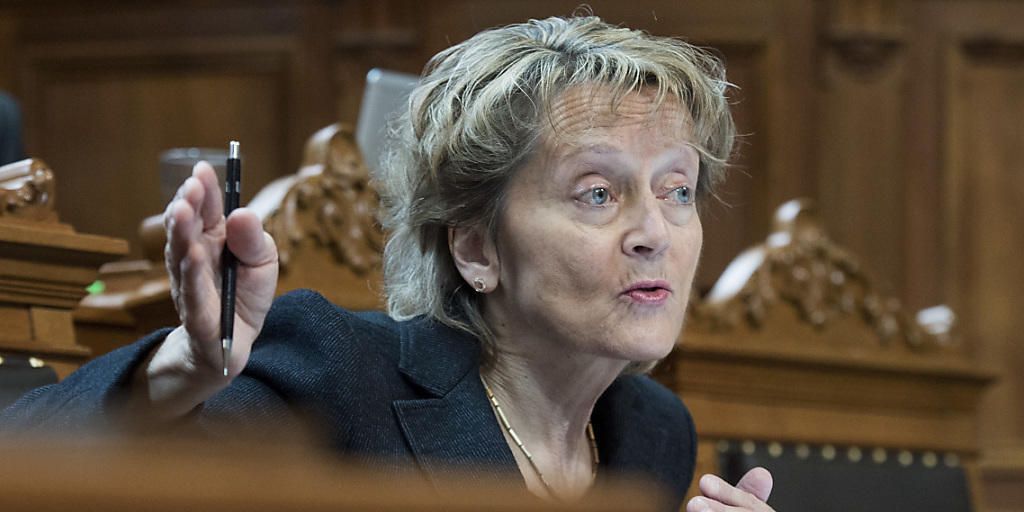Finanzministerin Eveline Widmer-Schlumpf während der Wintersession bei einem ihrer letzten Auftritte im Parlament. (Archiv)