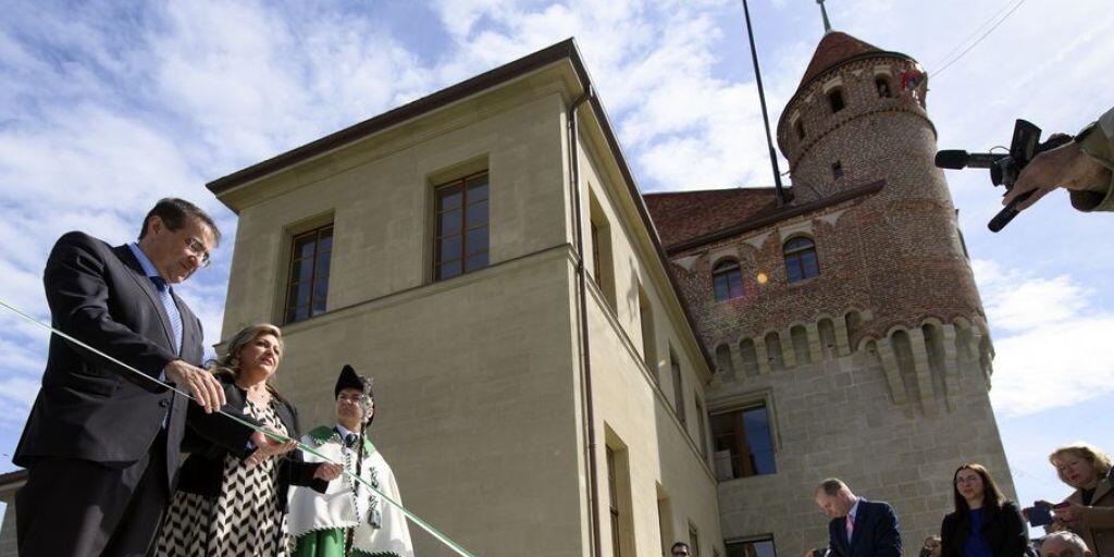 Regierungspräsidentin Nuria Gorrite (Mitte) und Regierungsrat Pascale Broulis (links) schneiden feierlich das Band ihres neuen Arbeitsortes durch.