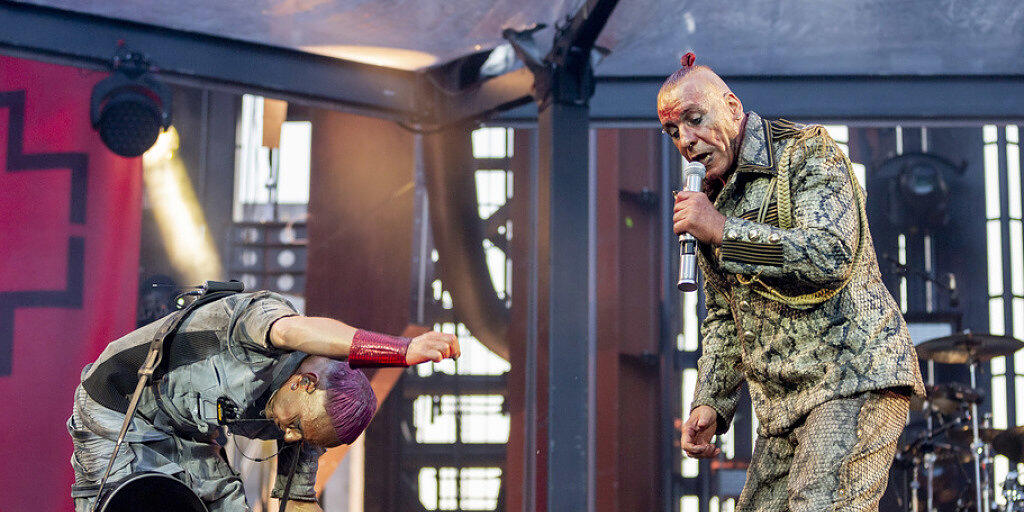 Rammstein mit Frontsänger Till Lindemann, rechts, und Rhythmusgitarrist Paul Landers, links, werden 2020 für zwei Konzerte im Zürcher Letzigrund erwartet. Die Tickets für die Shows waren am Freitag bereits zweieinhalb Stunden nach Beginn des Vorverkaufs weg. (Archivbild) Rammstein mit Frontsänger Till Lindemann, rechts, und Rhythmusgitarrist Paul Landers, links, werden 2020 für zwei Konzerte im Zürcher Letzigrund erwartet. Die Tickets für die Shows waren am Freitag bereits zweieinhalb Stunden nach Beginn des Vorverkaufs weg. (Archivbild)