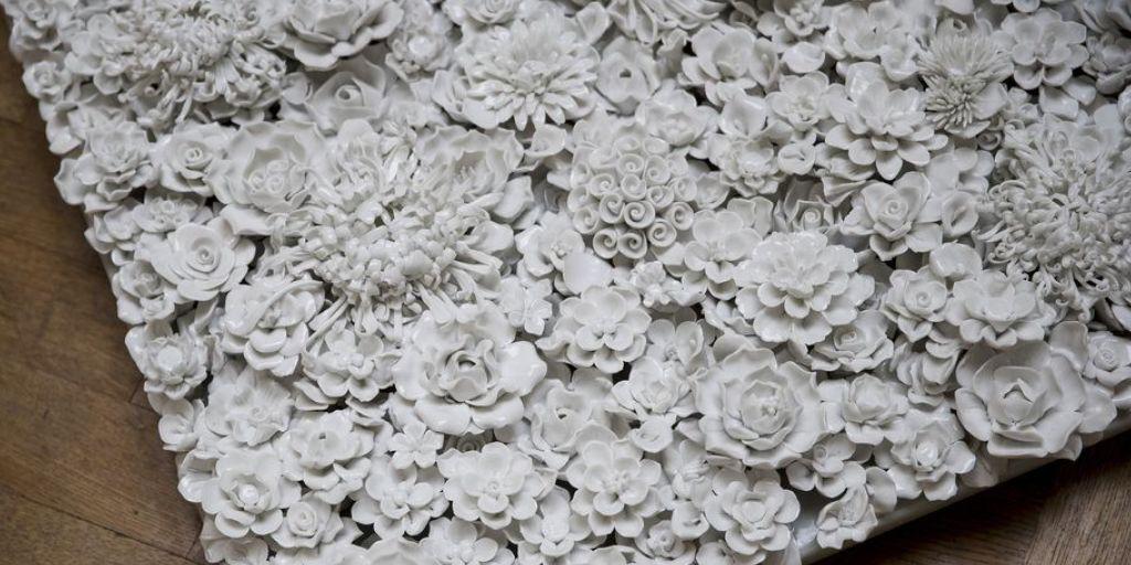 Die berühmte Installation "Blossom" - ein Riesenteppich aus Porzellanblumen, der an Maos Repressionskampagne "Hundert-Blumen-Bewegung" erinnert - ist eines von etwa 40 Werken von Ai Weiwei, die in Lausanne zu sehen sind.
