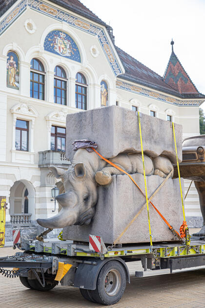 Aufbau der Skulpturen der Bad Ragartz in Vaduz (26.04.2024)