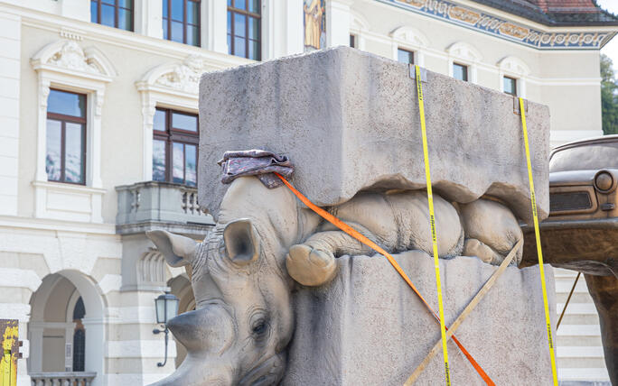 Aufbau der Skulpturen der Bad Ragartz in Vaduz (26.04.2024)