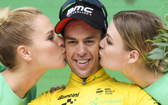 Der Australier Richie Porte (im Bild bei der Siegerehrung) löste Stefan Küng nach der 5. Etappe als Leader der Tour de Suisse ab