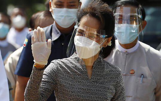 Aung San Suu Kyi, Regierungschefin von Myanmar, trägt einen Mund-Nasen-Schutz, Visier und Handschuhe bei einem Wahlkampftermin für die bevorstehende Parlamentswahl. Myanmar wählt am 8. November ein neues Parlament. Foto: Aung Shine Oo/AP/dpa