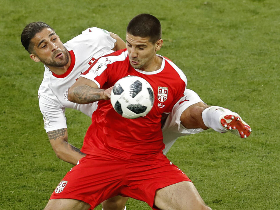 Serbiens Sturmtank Aleksandar Mitrovic im WM-Spiel gegen die Schweiz in einem Zweikampf mit Ricardo Rodriguez
