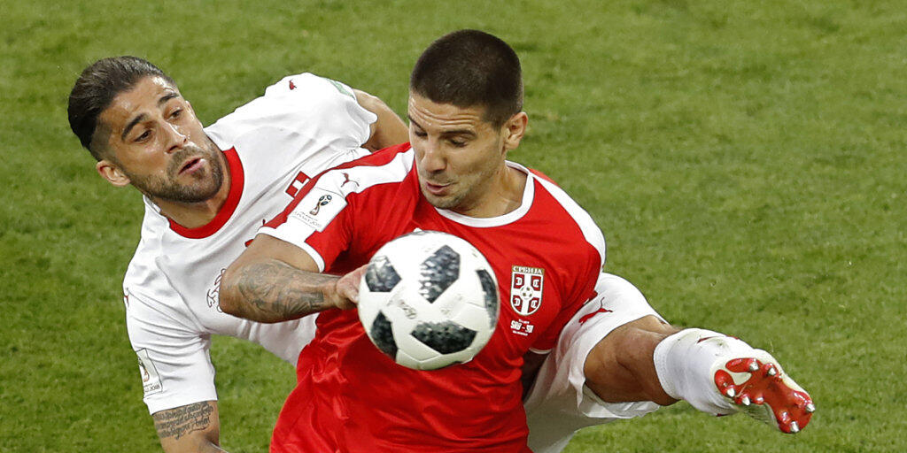 Serbiens Sturmtank Aleksandar Mitrovic im WM-Spiel gegen die Schweiz in einem Zweikampf mit Ricardo Rodriguez