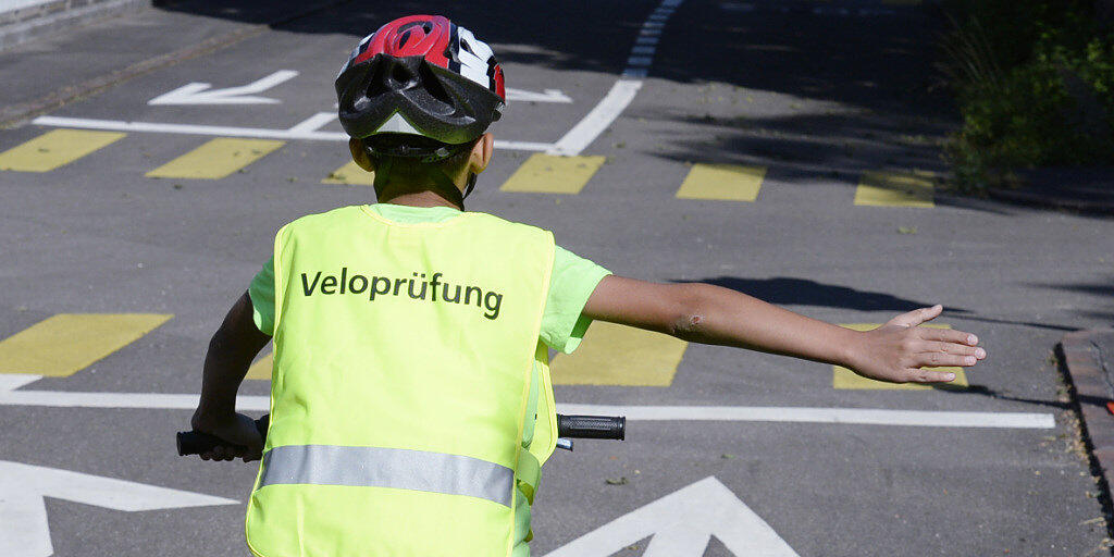 Ob bis 12-jährige Kinder auf Trottoirs Velo fahren dürfen, ist in einer Vernehmlassung umstritten. Befürchtet wird, dass die Sicherheit der Fussgänger leidet. (Themenbild)
