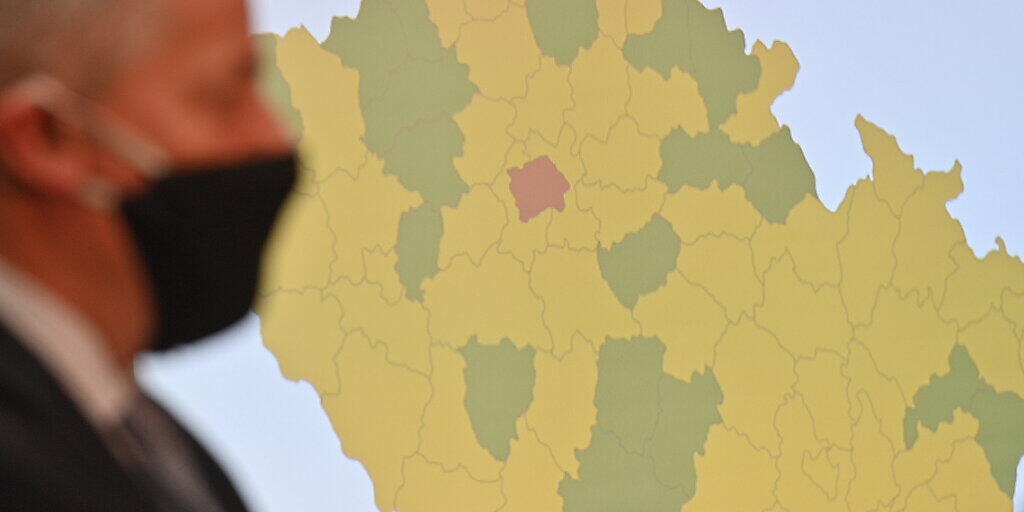Der tschechische Gesundheitsminister Roman Prymula steht vor einer Karte Tschechiens, auf der Regionen nach dem Infektionsrisiko bewertet werden. Das ganze Land ist von der Bundesregierung zum Corona-Risikogebiet erklärt worden. Foto: Michal Kamaryt/CTK/dpa