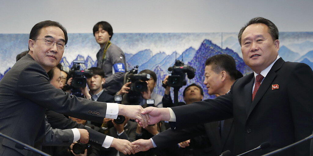Südkoreas Vereinigungsminister Cho Myoung Gyon (l.) und der nordkoreanische Vorsitzende des Komitees für die Friedliche Wiedervereinigung des Landes, Ri Son Gwon, am Montag in Panmunjom.