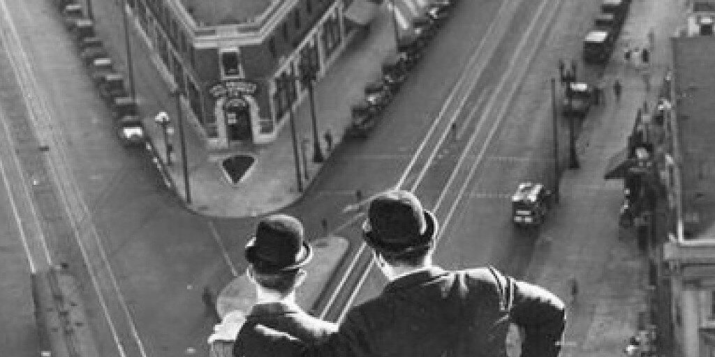 Szene aus Leo McCareys Kurzfilm "Liberty" aus dem Jahr 1929 mit Stan Laurel und Oliver Hardy. Das Filmfestival Locarno widmet McCarey, einem Pionier der Filmkomödie, seine grosse Retrospektive. (zVg)