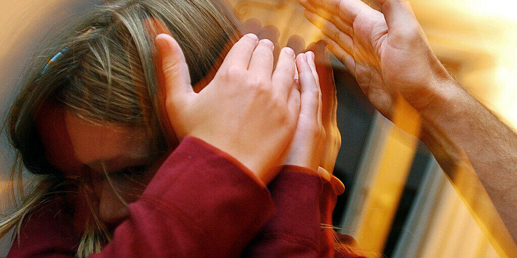Laut Kinderschutz Schweiz wird jedes zwanzigste Kind zu Hause regelmässig körperlich bestraft. (Symbolbild) Laut Kinderschutz Schweiz wird jedes zwanzigste Kind zu Hause regelmässig körperlich bestraft. (Symbolbild)