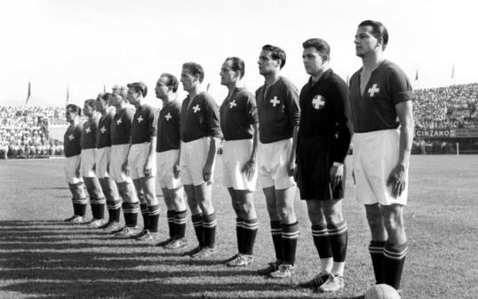 Die Schweiz mit Captain Roger Bocquet und Goalie Eugène Parlier (von rechts) formiert sich auf der Lausanner Pontaise
