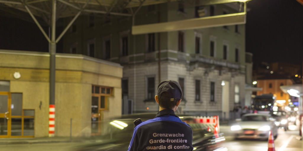 Ein Mitglied der Grenzwache kontrolliert in Chiasso den Grenzübergang (Symbolbild) Ein Mitglied der Grenzwache kontrolliert in Chiasso den Grenzübergang (Symbolbild)