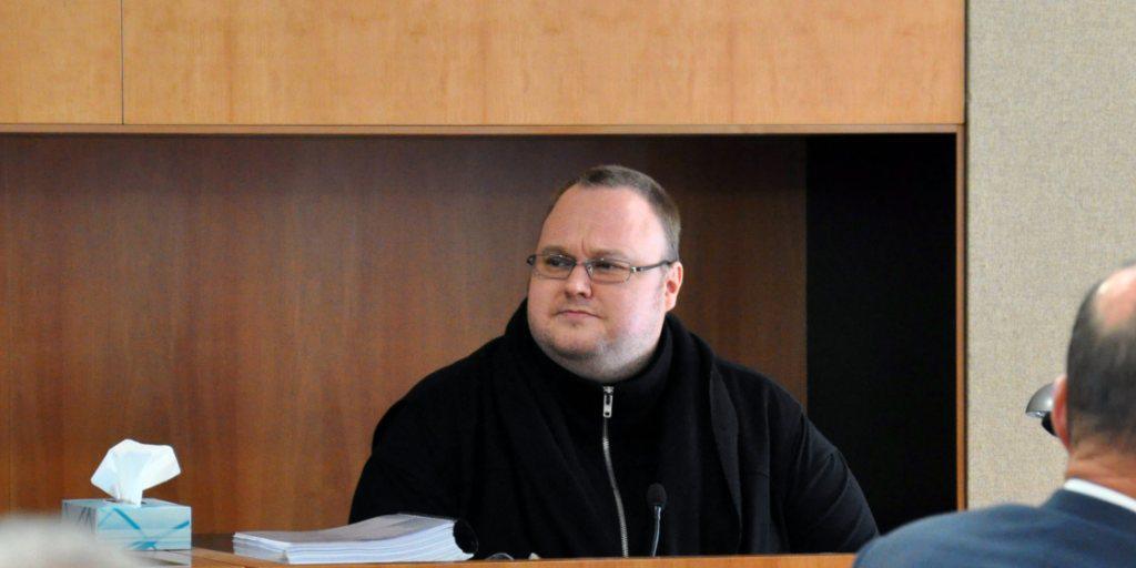 Der Rechtsstreit um seine Auslieferung ist um ein weiteres Urteil reicher: Kim Dotcom bei einer Anhörung im Oktober 2015. (Archivbild) Der Rechtsstreit um seine Auslieferung ist um ein weiteres Urteil reicher: Kim Dotcom bei einer Anhörung im Oktober 2015. (Archivbild)