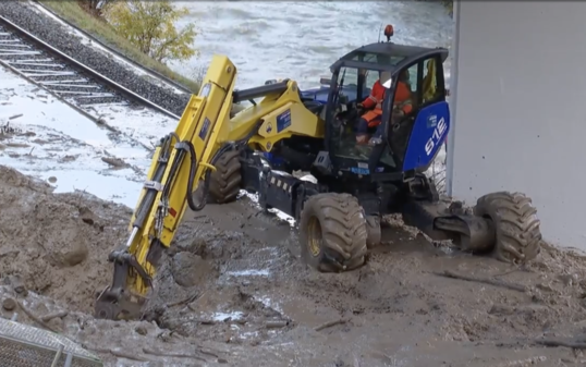 Kaiser-Bagger im Einsatz nach Unwetter