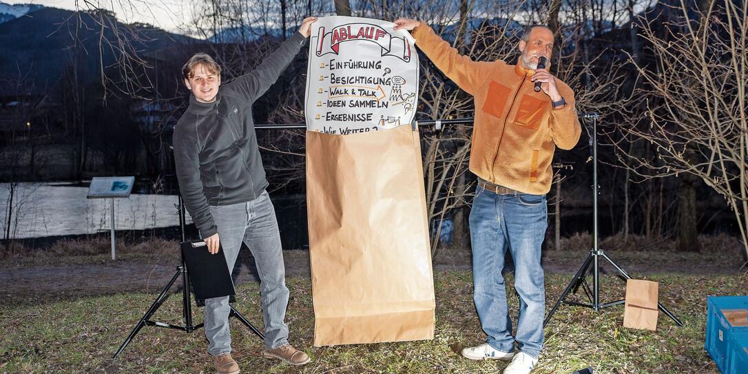 Fabrizio Rotunno (Auszubildender bei der Vogt Architektur AG) und Markus Büchel, Geschäftsführer der «Sovort», begleiteten die Jugendlichen durch den Abend. Fabrizio Rotunno (Auszubildender bei der Vogt Architektur AG) und Markus Büchel, Geschäftsführer der «Sovort», begleiteten die Jugendlichen durch den Abend.