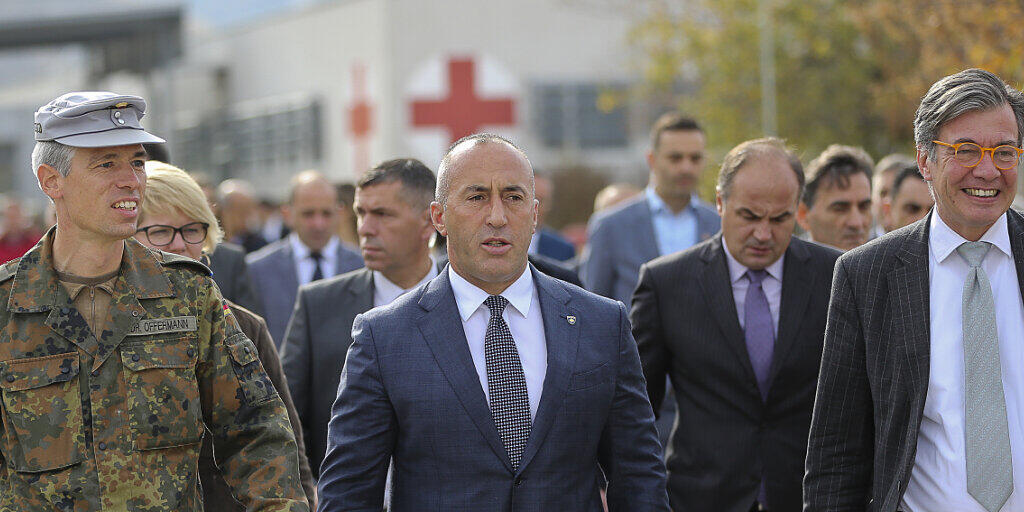 Der zurückgetretene kosovarische Regierungschef Ramush Haradinaj (Mitte), hier bei einem Besuch der deutschen KFOR-Militärbasis in Prizren. (Archivbild)
