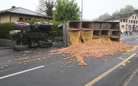 Sevelen: Traktor mit Anh&auml;nger nach Ausweichman&ouml;ver gekippt - Zeugenaufruf