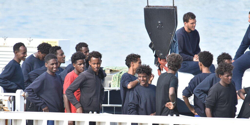 Von der italienischen Küstenwache aufgegriffene Flüchtlinge: Italien hat 2017 eine Rekordzahl an Asylgenehmigungen ausgestellt. 101'000 Ausländer erhielten Asyl. Das waren 16 Prozent mehr als im Vorjahr. Die meisten Asylsuchenden stammten dabei aus Nigeria, Pakistan und Bangladesch. (Archiv) Von der italienischen Küstenwache aufgegriffene Flüchtlinge: Italien hat 2017 eine Rekordzahl an Asylgenehmigungen ausgestellt. 101'000 Ausländer erhielten Asyl. Das waren 16 Prozent mehr als im Vorjahr. Die meisten Asylsuchenden stammten dabei aus Nigeria, Pakistan und Bangladesch. (Archiv)