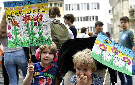 Selbst die Kleinsten waren am schweizweit grössten Umzug in Zürich mit von der Partie. Ihre Sorge galt der Tier- und Pflanzenwelt.