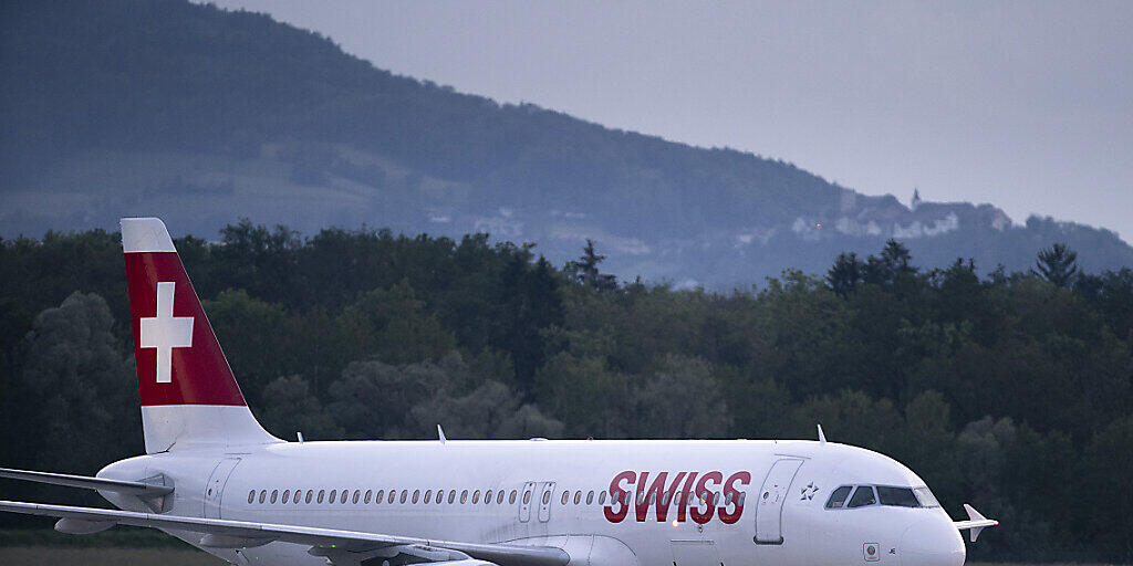 Wegen Blitzgefahr: Die Flieger blieben am Flughafen Zürich über eine Stunde am Boden.
