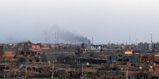 Rauch steigt über einem Quartier der umkämpften Stadt Tikrit auf Rauch steigt über einem Quartier der umkämpften Stadt Tikrit auf