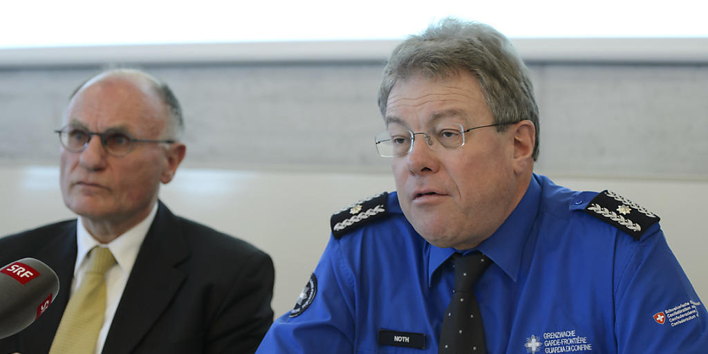 Jürg Noth (rechts), Chef des Grenzwachtkorps: Seine Behörde sei bereit, wenn mehr Flüchtlinge an der Ostgrenze ankommen, sagt er. (Archivbild)