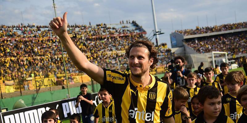 Daumen hoch: Mit 36 Jahren holte Uruguays Rekord-Nationalspieler mit Peñarol Montevideo noch einmal den Meistertitel