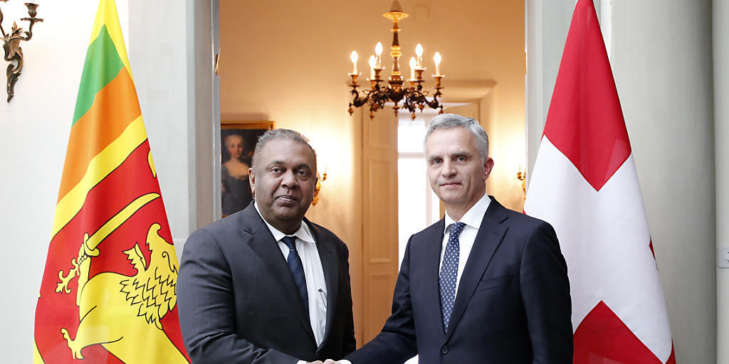 Bundesrat Didier Burkhalter (r.) und sein Amtskollege, Aussenminister Mangala Samaraweera, aus Sri Lanka.