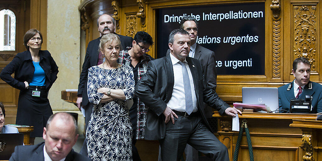 Ratsmitglieder hatten in der Postauto-Debatte viele Fragen an Verkehrsministerin Doris Leuthard. Vorne stehend Walter Wobmann (SVP/SO) und Susanne Leutenegger Oberholzer (SP/BL).