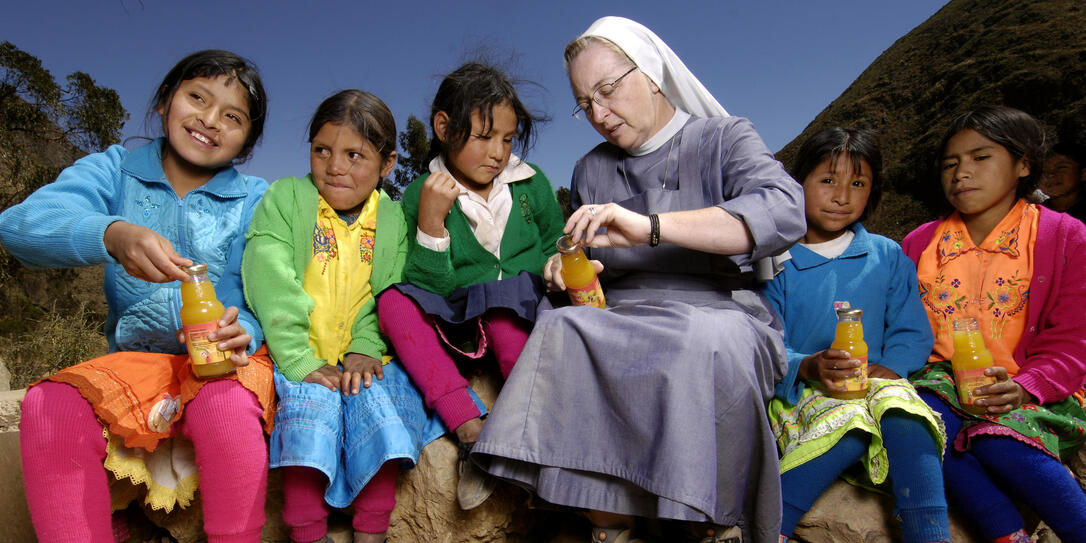 Schwester Rebecca mit Kindern im Rio Loco Tal