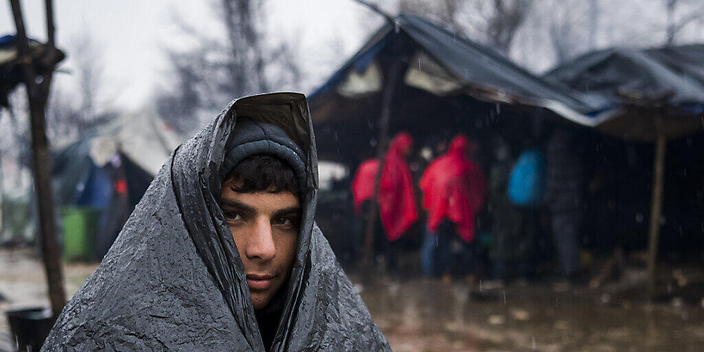 Warten in Morast und Kälte: Die bis zu 750 Migranten und Flüchtlinge im provisorischen Lager Vu&#269;jak unweit der nordwestbosnischen Stadt Biha&#263; nahe der EU-Aussengrenze von Kroatien werden nun bei Sarajevo überwintern.