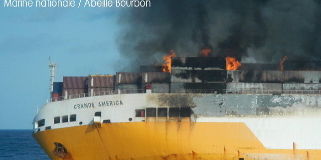 Das gesunkene Schiff "Grande America" hatte Gefahrengut und Öl geladen. EPA/ABEILLE BOURBON / MARINE NATIONALE / HANDOUT HANDOUT EDITORIAL USE ONLY/NO SALES Das gesunkene Schiff "Grande America" hatte Gefahrengut und Öl geladen. EPA/ABEILLE BOURBON / MARINE NATIONALE / HANDOUT HANDOUT EDITORIAL USE ONLY/NO SALES