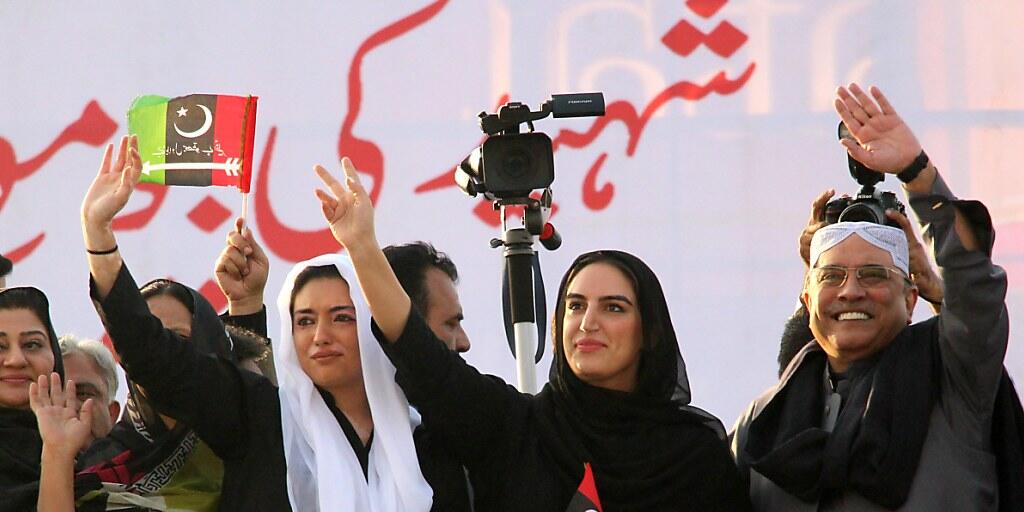 Asif Zardari, früherer Präsident und Ehemann der Regierungschefin Benazir Bhutto, mit seinen Töchtern am 10. Jahrestag der Ermordung Bhutto's.