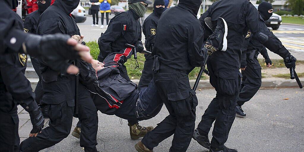 dpatopbilder - Polizisten nehmen in Minsk am Rande einer Demonstration gegen Staatschef Lukaschenko einen Mann fest. Foto: Uncredited/TUT.by/AP/dpa dpatopbilder - Polizisten nehmen in Minsk am Rande einer Demonstration gegen Staatschef Lukaschenko einen Mann fest. Foto: Uncredited/TUT.by/AP/dpa