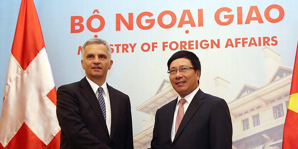 Bundesrat Burkhalter mit Vietnams Aussenminister Pham Binh Minh in Hanoi
