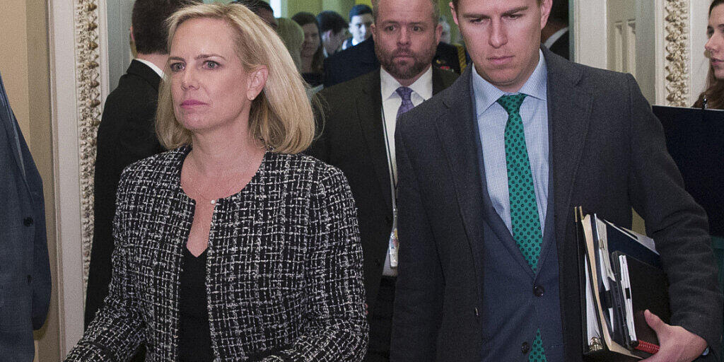 ARCHIV - Kirstjen Nielsen, damalige US-Ministerin für Heimatschutz und Miles Taylor, damaliger Stabschef aus dem Ministerium für Heimatschutz. Nach gut zwei Jahren gab sich Taylor als Autor eines kritischen Insider-Artikels über das Weiße Haus von Trump zu erkennen. Foto: Alex Brandon/AP/dpa ARCHIV - Kirstjen Nielsen, damalige US-Ministerin für Heimatschutz und Miles Taylor, damaliger Stabschef aus dem Ministerium für Heimatschutz. Nach gut zwei Jahren gab sich Taylor als Autor eines kritischen Insider-Artikels über das Weiße Haus von Trump zu erkennen. Foto: Alex Brandon/AP/dpa