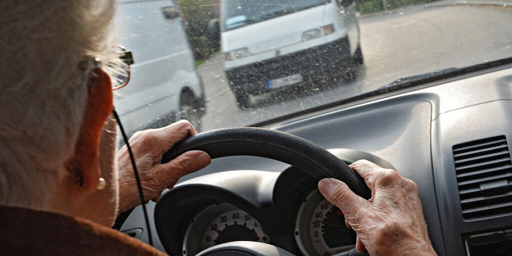 Ab dem 1. Januar 2019 m&uuml;ssen sich Autofahrerinnen und Autofahrer erst ab dem Alter von 75 Jahren alle zwei Jahre einer medizinischen Untersuchung unterziehen. Der Bundesrat hat die Erh&ouml;hung der Alterslimite von 70 auf 75 Jahre am Freitag auf diesen Zeitpunkt in Kraft gesetzt. (Symbolbild)