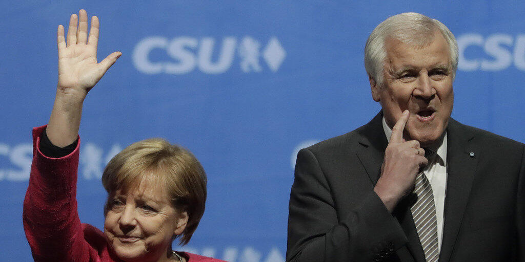 Die Spitzen der beiden Unionsparteien in Deutschland, Angela Merkel und Horst Seehofer, vereinbarten ein neues Grenzregime an der Grenze zu Österreich und retten Seehofer seine politischen Ämter. (Archivbild)