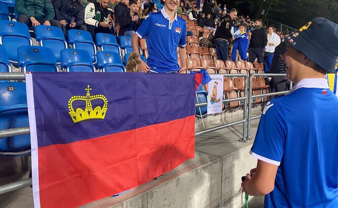 Liechtensteiner Fans - mit nem guten Platz fürs Plütschtier