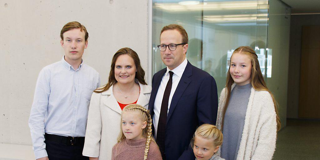 Der neue Präsident Islands mit seiner Familie: Historiker Gudni Jóhannesson gewann die Wahl mit einer relativen Mehrheit von fast 38 Prozent.