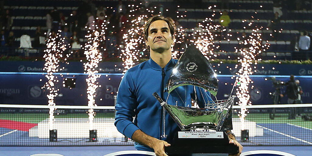 Staunen über die 100: Roger Federer nach dem Jubiläumssieg in Dubai