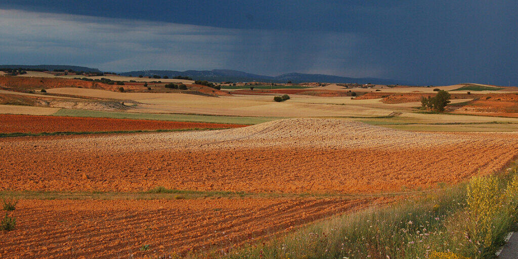 Sturm über einem spanischen Anbaugebiet: Bodenerosion verringert die landwirtschaftliche Produktivität.