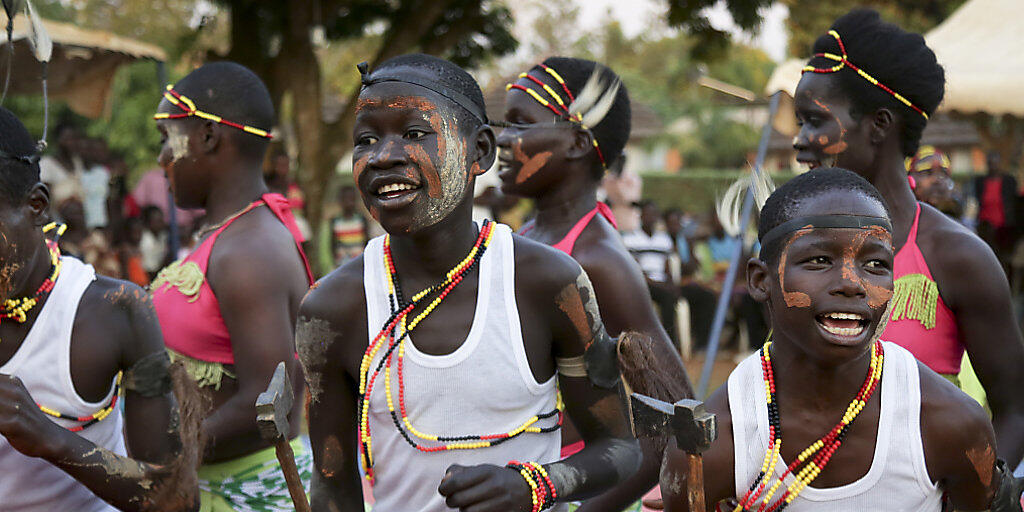 Schwierige Reintegration: Ehemalige Kindersoldaten tanzen im Rahmen der Musiktherapie zusammen mit der örtlichen Bevölkerung in Gulu, Uganda. Die Kinder wurden von der Lord's Resistance Army entführt und zwangsrekrutiert. (Archiv)